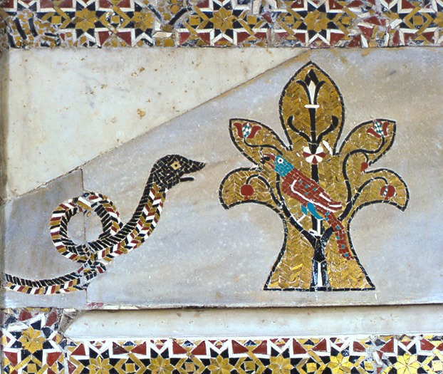 Iconostasi, particolare lastra musiva superiore: serpente e foglia lanciforme realizzati con tessere di pasta vitrea e d'oro di fattura siciliana